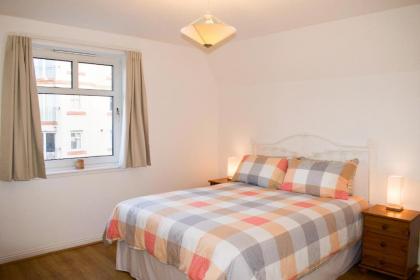 Spacious 2 Bedroom Home in Edinburgh - image 11