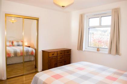 Spacious 2 Bedroom Home in Edinburgh - image 13