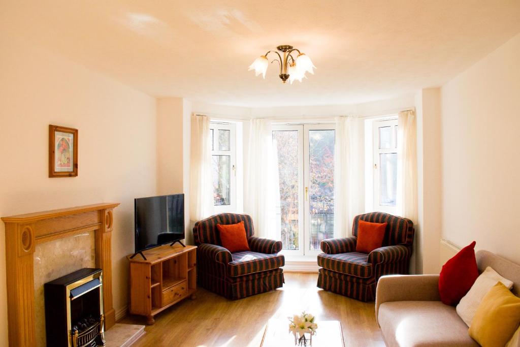 Spacious 2 Bedroom Home in Edinburgh - image 3