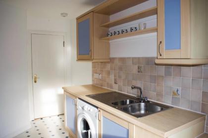 Spacious 2 Bedroom Home in Edinburgh - image 4