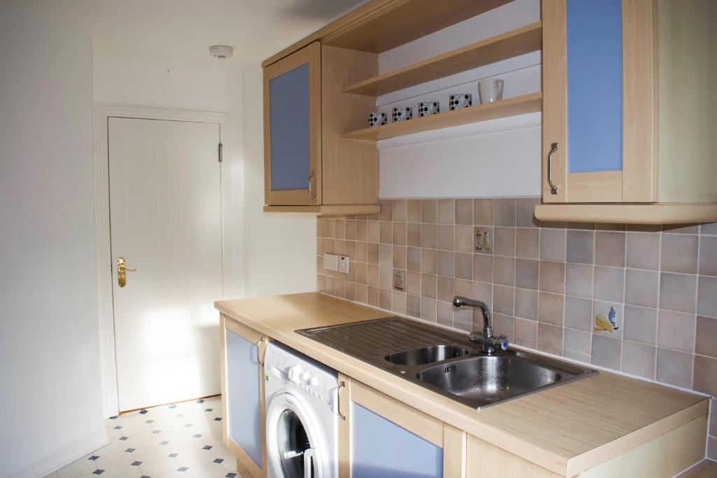 Spacious 2 Bedroom Home in Edinburgh - image 4