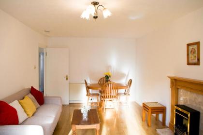 Spacious 2 Bedroom Home in Edinburgh - image 5