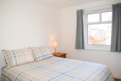 Spacious 2 Bedroom Home in Edinburgh - image 8