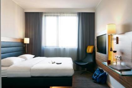 Moxy by Marriott Edinburgh Airport - image 9