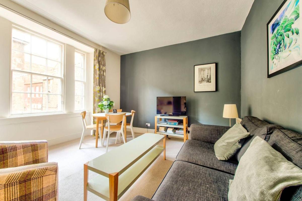 ALTIDO Amazing Location! - Lovely Rose St Apt in New Town - main image