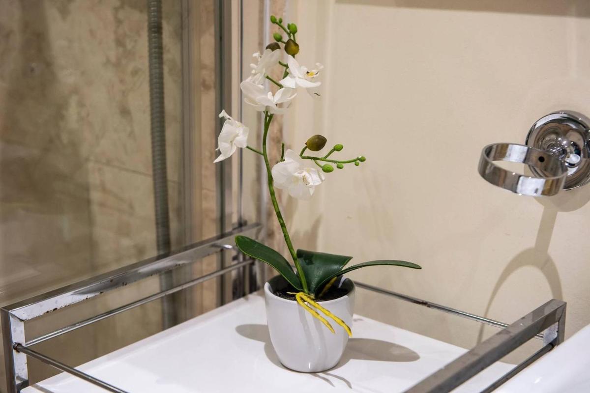 ALTIDO Amazing Location! - Lovely Rose St Apt in New Town - image 6