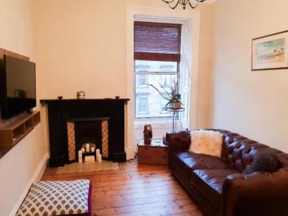 1 Bedroom Apartment near Edinburgh City Centre - image 1