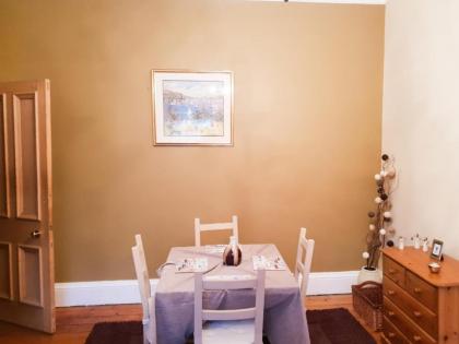 1 Bedroom Apartment near Edinburgh City Centre - image 2