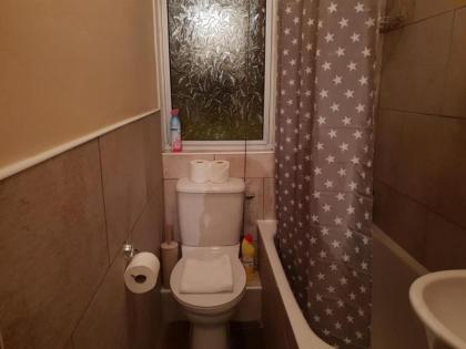 1 Bedroom Apartment near Edinburgh City Centre - image 3