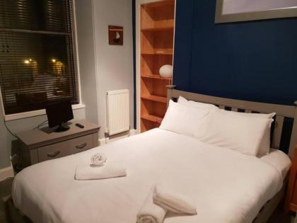 1 Bedroom Apartment near Edinburgh City Centre - image 4