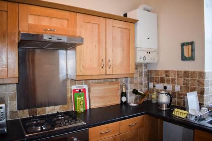 1 Bedroom Apartment near Edinburgh City Centre - image 7