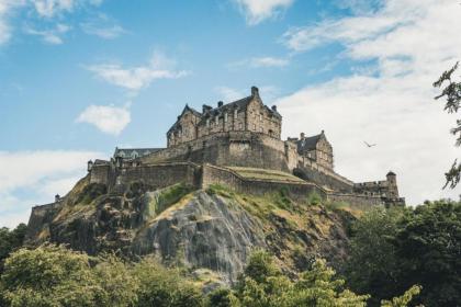 1 Bedroom Apartment near Edinburgh City Centre - image 9