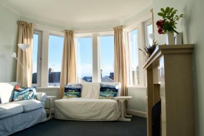 2 Bedroom House with Views of Arthurs Seat - image 1