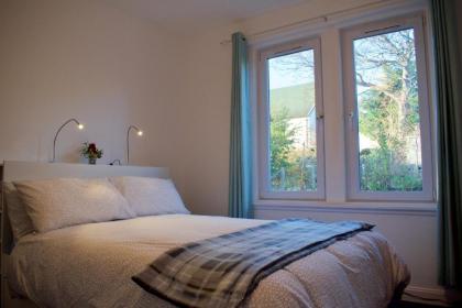 2 Bedroom House with Views of Arthurs Seat - image 2