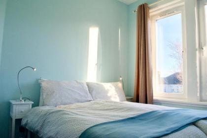 2 Bedroom House with Views of Arthurs Seat - image 3