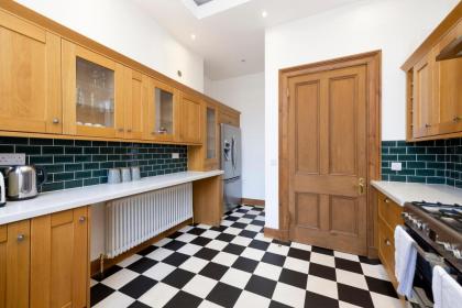 ALTIDO 5 Bedroom Apt near Meadows and George Square - image 11