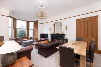 ALTIDO 5 Bedroom Apt near Meadows and George Square - image 3