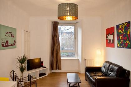 Modern 1 Bedroom Leith Apartment - image 1