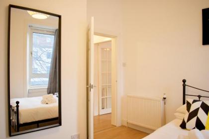 Modern 1 Bedroom Leith Apartment - image 11