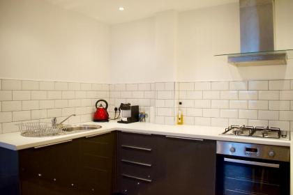 Modern 1 Bedroom Leith Apartment - image 12