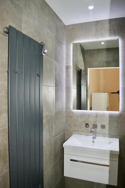 Modern 1 Bedroom Leith Apartment - image 13