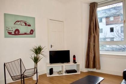 Modern 1 Bedroom Leith Apartment - image 15