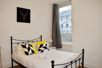 Modern 1 Bedroom Leith Apartment - image 3