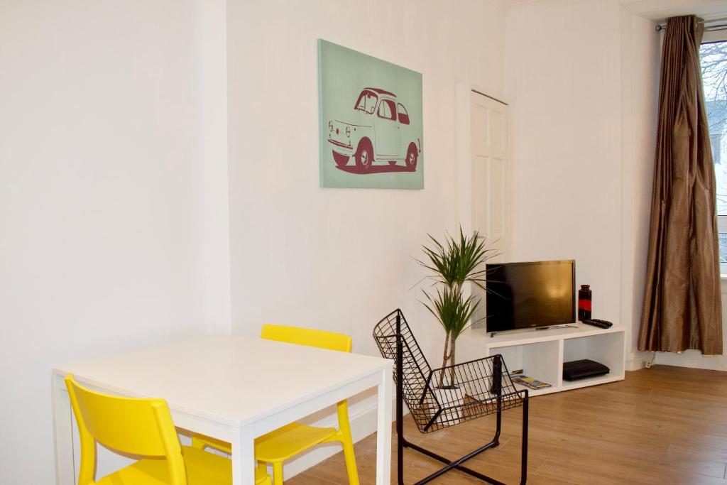 Modern 1 Bedroom Leith Apartment - image 6