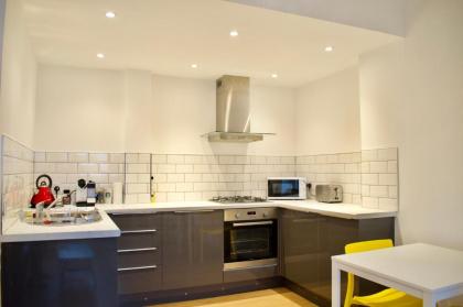 Modern 1 Bedroom Leith Apartment - image 8