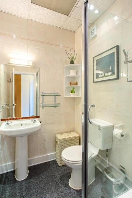 Cozy 2 Bedroom Apartment at Heart of the Edinburgh - image 17