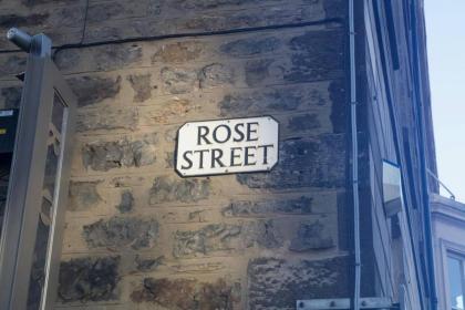 ALTIDO Perfect Location - Stylish 2bd Rose St Apartment - image 12
