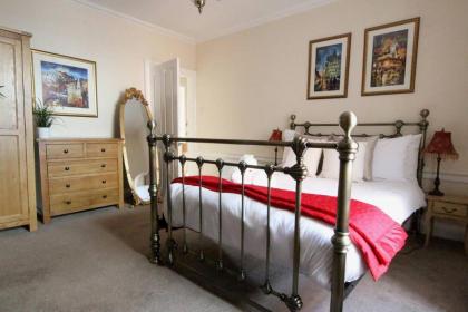ALTIDO Perfect Location - Stylish 2bd Rose St Apartment - image 16