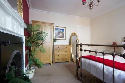 ALTIDO Perfect Location - Stylish 2bd Rose St Apartment - image 17