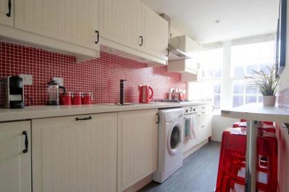 ALTIDO Perfect Location - Stylish 2bd Rose St Apartment - image 3