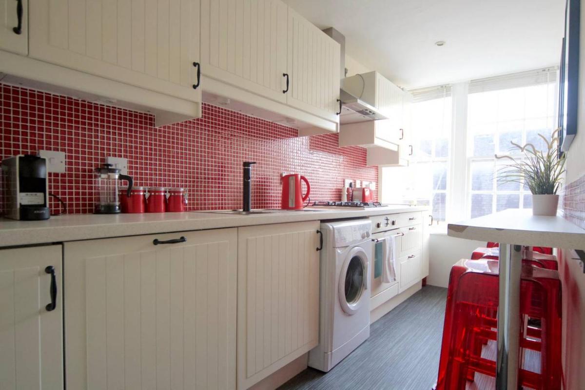 ALTIDO Perfect Location - Stylish 2bd Rose St Apartment - image 3