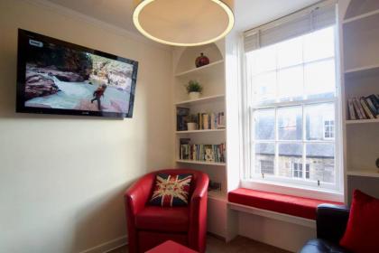 ALTIDO Perfect Location - Stylish 2bd Rose St Apartment - image 6