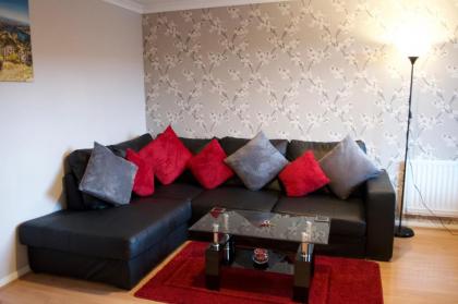 Top Floor 2 Bedroom Apartment Near Leith Walk - image 1