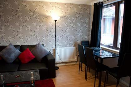Top Floor 2 Bedroom Apartment Near Leith Walk - image 10