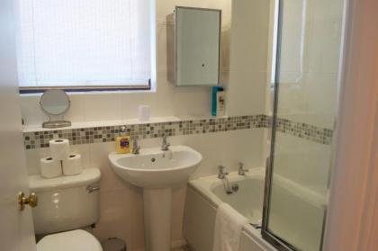 Top Floor 2 Bedroom Apartment Near Leith Walk - image 11