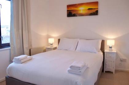 Top Floor 2 Bedroom Apartment Near Leith Walk - image 12