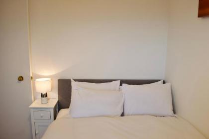 Top Floor 2 Bedroom Apartment Near Leith Walk - image 13