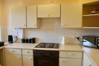 Top Floor 2 Bedroom Apartment Near Leith Walk - image 14