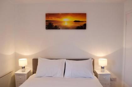 Top Floor 2 Bedroom Apartment Near Leith Walk - image 15
