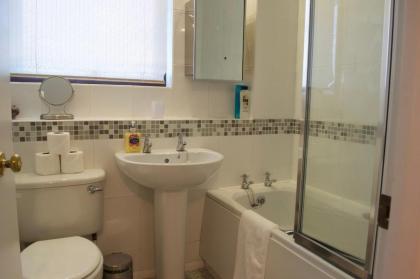 Top Floor 2 Bedroom Apartment Near Leith Walk - image 16