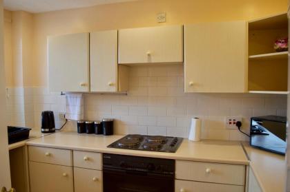 Top Floor 2 Bedroom Apartment Near Leith Walk - image 17