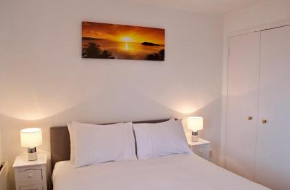 Top Floor 2 Bedroom Apartment Near Leith Walk - image 2