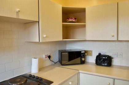 Top Floor 2 Bedroom Apartment Near Leith Walk - image 3