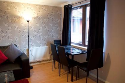Top Floor 2 Bedroom Apartment Near Leith Walk - image 4