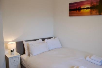 Top Floor 2 Bedroom Apartment Near Leith Walk - image 5