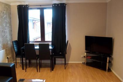 Top Floor 2 Bedroom Apartment Near Leith Walk - image 6